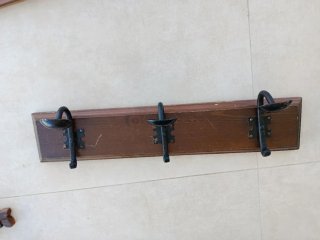 Perchero de madera con ganchos