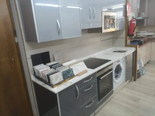 Muebles de cocina y encimera de piedra.