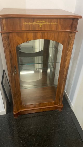 Vitrina de madera y cristal