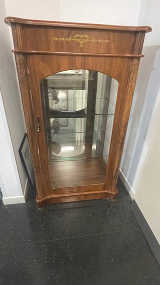 Vitrina de madera y cristal
