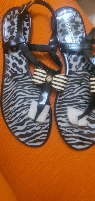 Chanclas de playa con estampado cebra Hay 2 pares