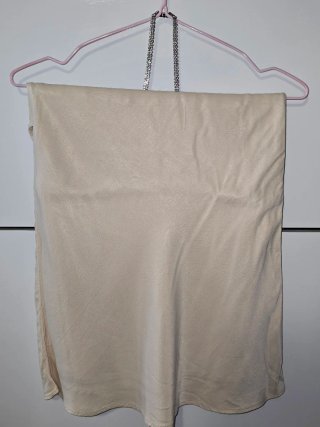 Vestido Zara blanco con tirante de perlas