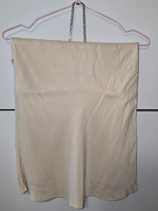 Vestido Zara blanco con tirante de perlas