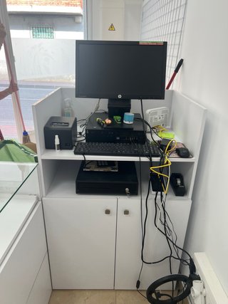 Mueble para tienda con ordenador,cajon y maquina.