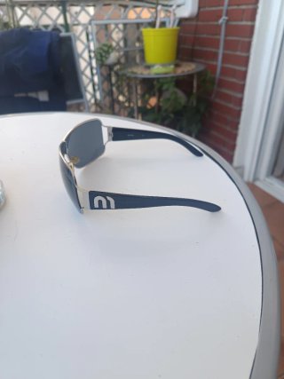 Gafas de sol Miu Miu negras y plateadas