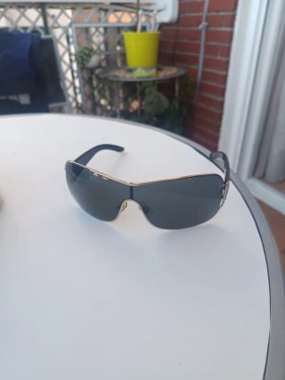 Gafas de sol Miu Miu negras y plateadas