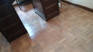 Mesa de despacho de madera oscura
