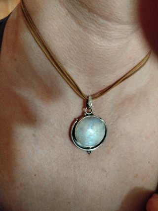 Collar de plata con piedra lunar