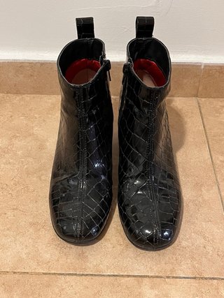 Botas charol tacón negras