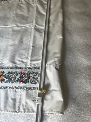 Estor blanco con greca de frutas y riel velcro