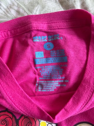 Camiseta rosa con calavera artista