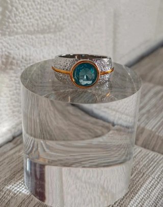 Anello azzurro zircone