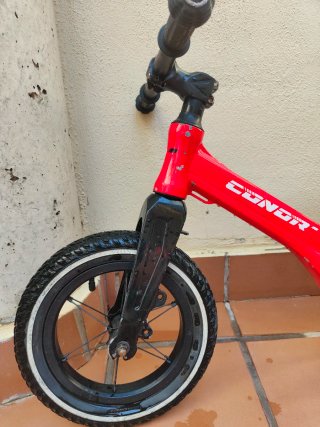 Bici de equilibrio infantil roja Marca Conor