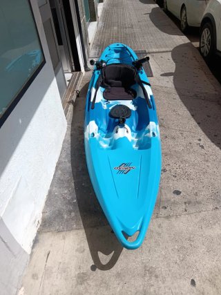 Kayak azul y blanco con 3 cañeros