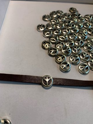 50 Entrepiezas Zamak Símbolo Paz Plateadas.