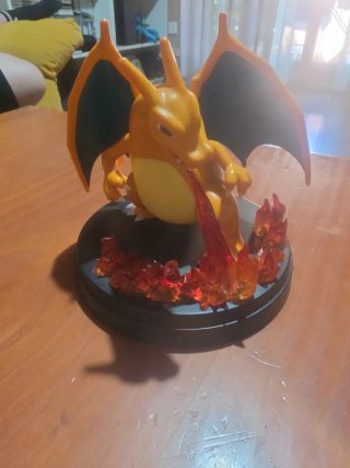 Figura Charizard con base de fuego