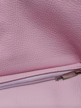 Bolso de piel rosa. Cierre de cremallera
