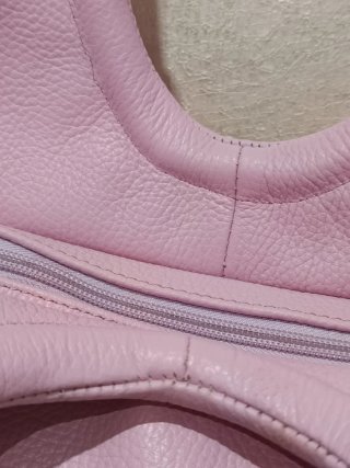 Bolso de piel rosa. Cierre de cremallera
