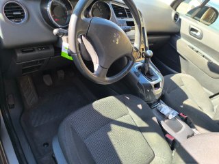 Peugeot 5008 2011