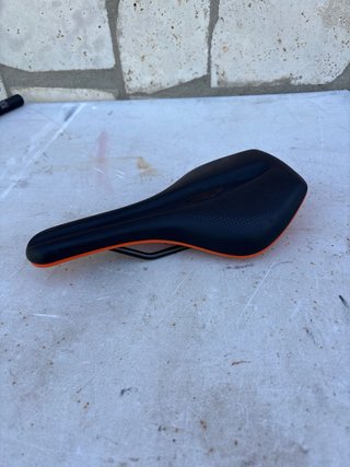 Sillín de bicicleta negro y naranja