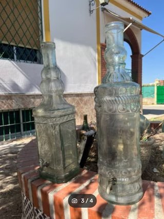 Botellas dispensadoras gigantes de cristal con gri