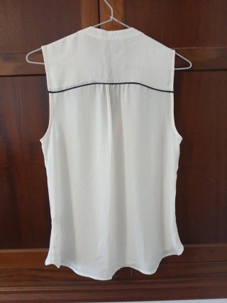 Blusa sin mangas blanca con botones
