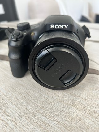 Fotocamera Sony con obiettivo ZEISS