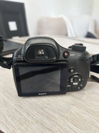 Fotocamera Sony con obiettivo ZEISS