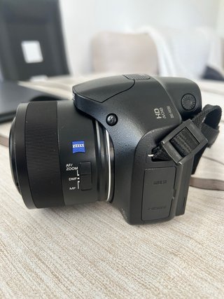 Fotocamera Sony con obiettivo ZEISS