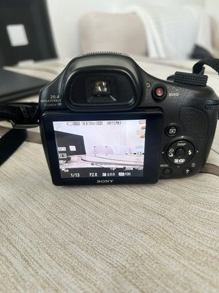 Fotocamera Sony con obiettivo ZEISS