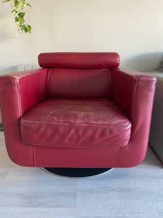Butaca Natuzzi Roja Piel desgastada por el uso.