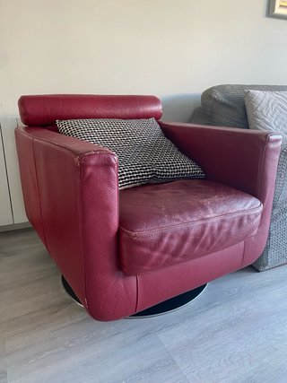 Butaca Natuzzi Roja Piel desgastada por el uso.