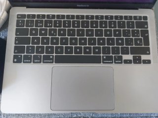 MacBook Air M1 8GB/256GB + funda + adaptador