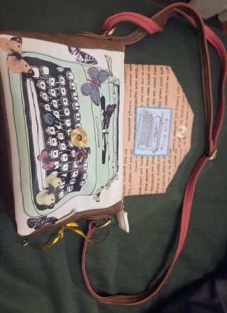 Bolso estampado mariposas y máquina de escribir