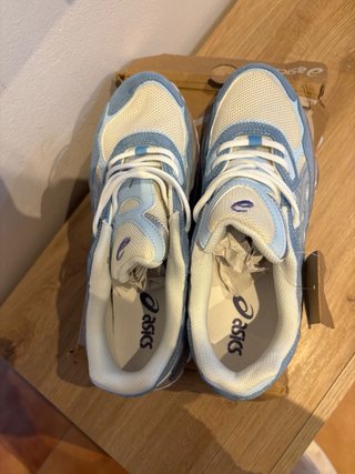 Zapatillas Asics Azules y Blancas
