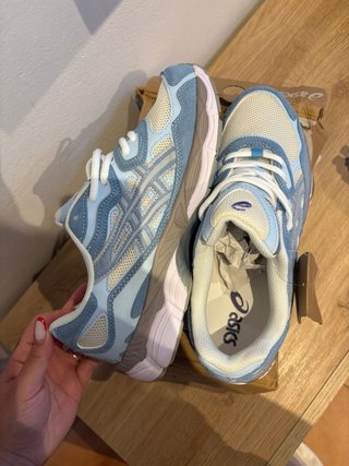 Zapatillas Asics Azules y Blancas
