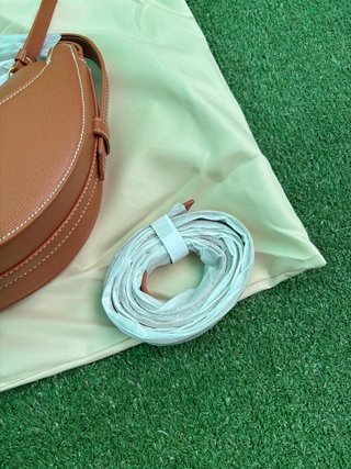 Bolso semi redondo camel vintage