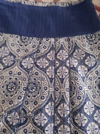 Falda estampada azul y blanco