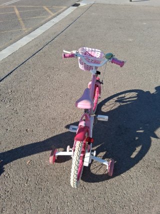 Bicicleta infantil rosa con cesta