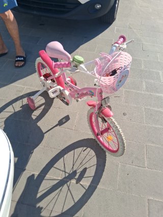 Bicicleta infantil rosa con cesta