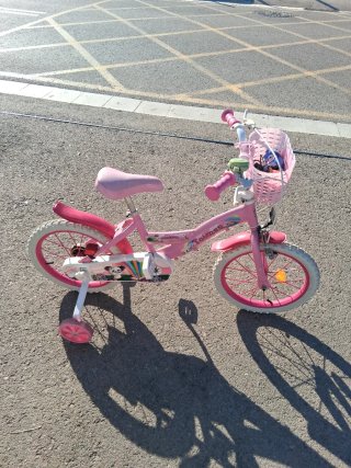 Bicicleta infantil rosa con cesta
