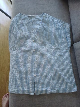 Falda verde y turquesa con volantes, camisa rayas