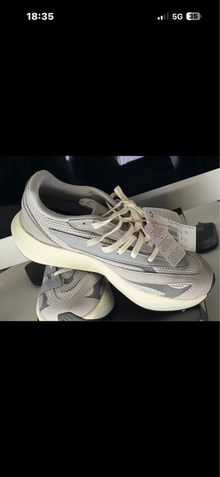 Zapatillas Adidas Grises y Blancas