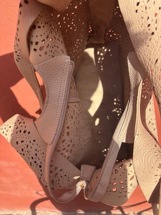 Bolso de hombro troquelado beige