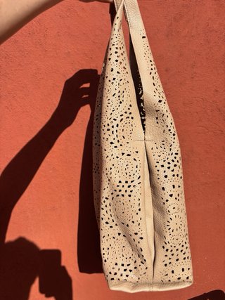 Bolso de hombro troquelado beige