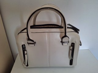 Bolso blanco y negro