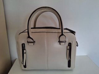 Bolso blanco y negro
