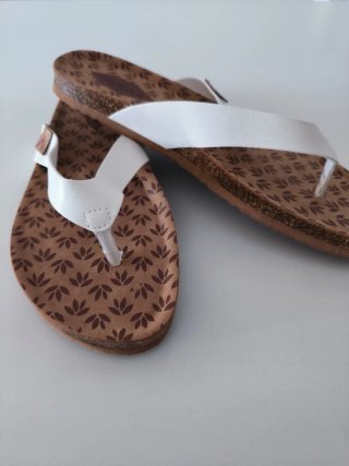Sandalias blancas y marrones