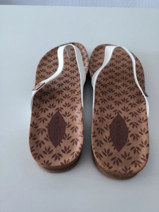 Sandalias blancas y marrones