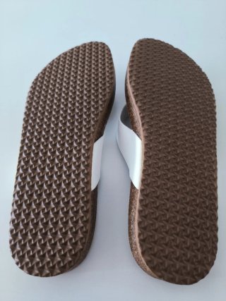 Sandalias blancas y marrones